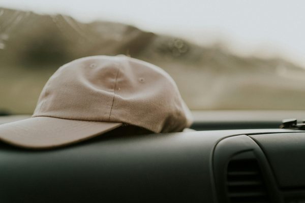 Casquette beige femme : l'accessoire incontournable du moment